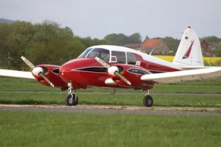 Wunderschöne im Originalstiel restaurierte Piper PA 23 – 160 im Luftfahrzeugverkauf